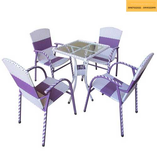 mau-ban-ghe-quan-cafe-tra-sua-dep_18-4
