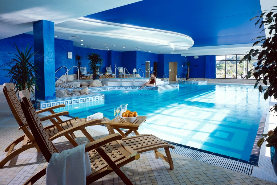 thiết kế bể bơi khách sạn