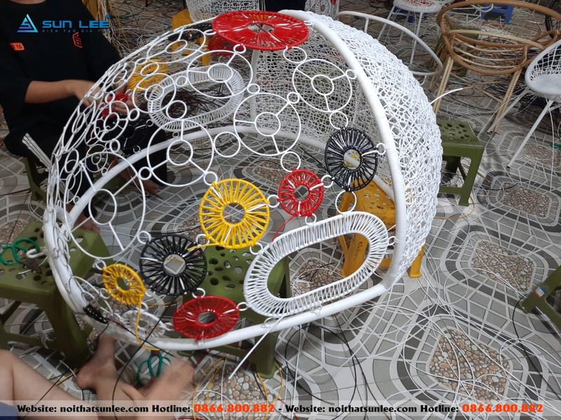 xuong-san-xuat-ban-ghe-may-nhua_63-1