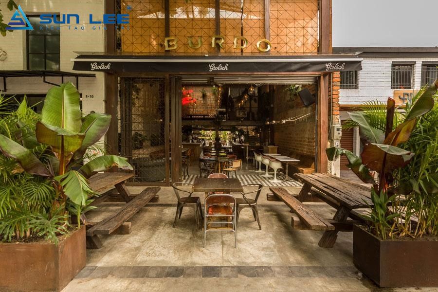 Vẻ đẹp đặc trưng của phong cách rustic thể hiện ngay ở bên ngoài quán