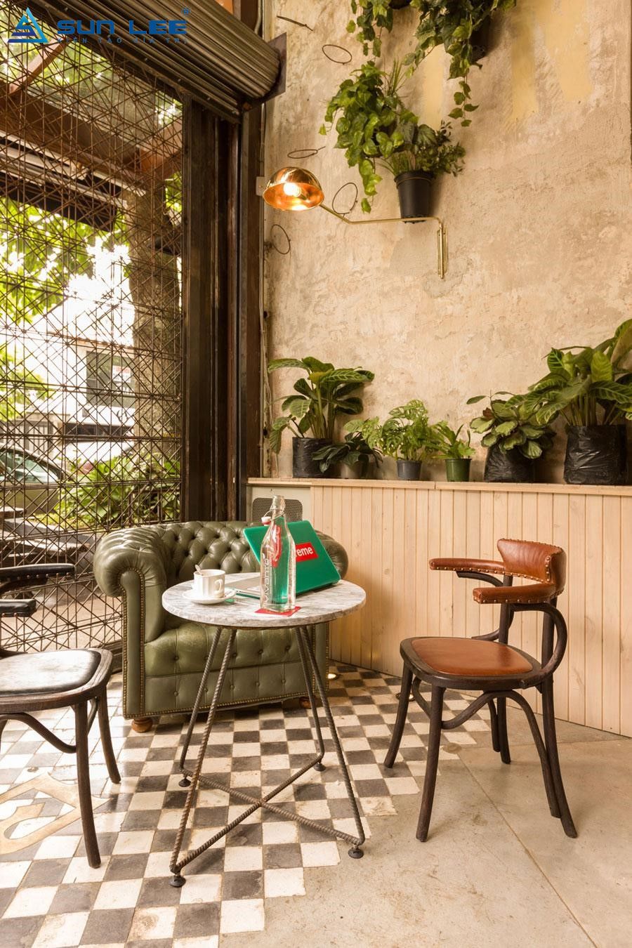 Một góc nhỏ trong quán cafe có sử dụng cây xanh làm điểm nhấn