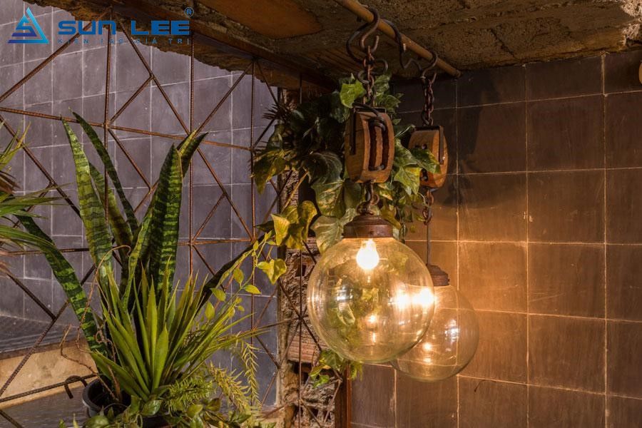 Chiếc đèn vàng tạo cảm giác ấm áp, đặc trưng của phong cách rustic