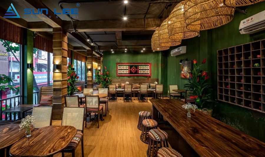 Tông màu nâu kết hợp với chất liệu gỗ tôn lên vẻ đẹp mộc mạc của thiết kế