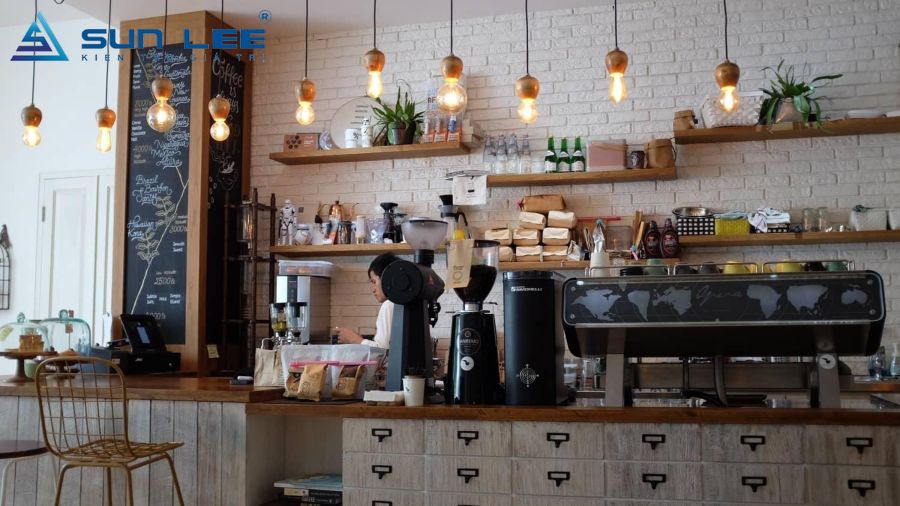 Những chiếc đèn vàng giúp không gian thêm phần ấm áp