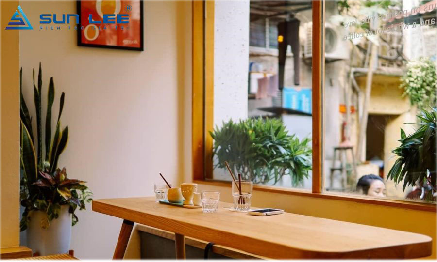 Sử dụng bàn gỗ dài áp áp vào tường giúp tiết kiệm diện tích