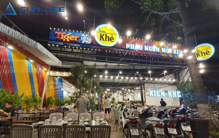 Khu vực nhậu ngoài trời trong nhà hàng nhậu
