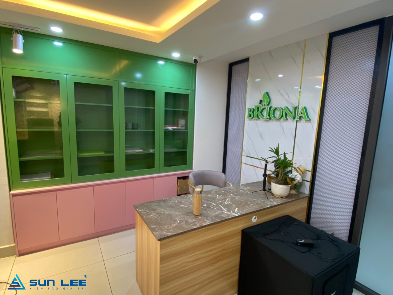 Showroom là một không gian quan trọng trong việc trưng bày sản phẩm và thể hiện thương hiệu