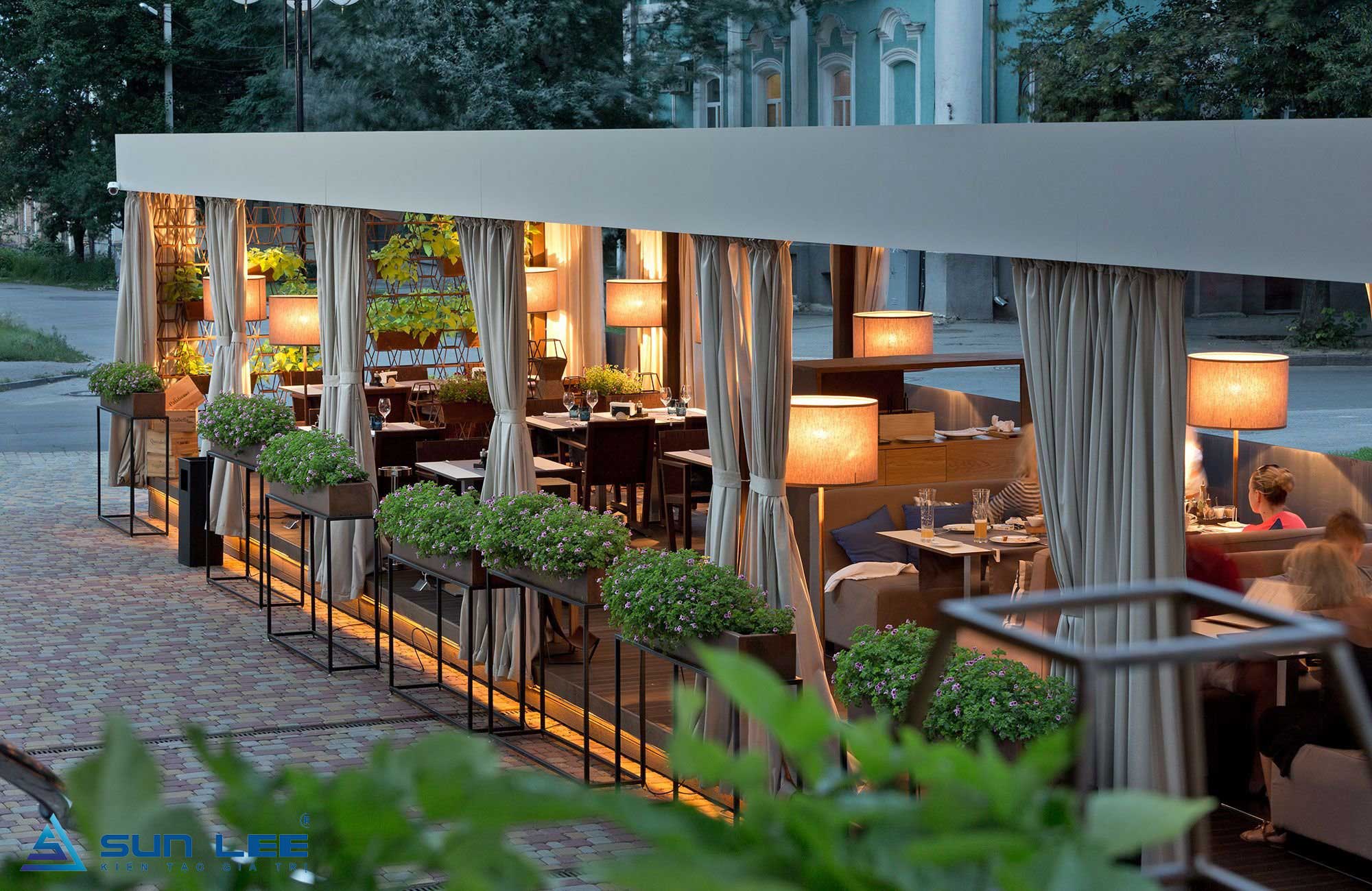 Thiết kế quán cafe sân vườn không chỉ là việc trang trí một không gian, mà là tạo ra một trải nghiệm độc đáo