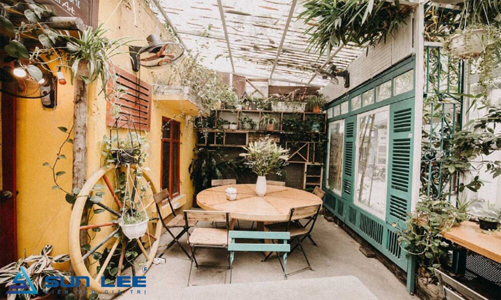 Thiết kế quán cafe sân vườn không chỉ là việc trang trí một không gian, mà là tạo ra một trải nghiệm độc đáo