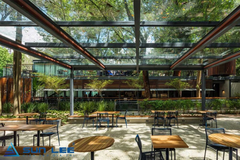 Thiết kế quán cafe sân vườn không chỉ là việc trang trí một không gian, mà là tạo ra một trải nghiệm độc đáo