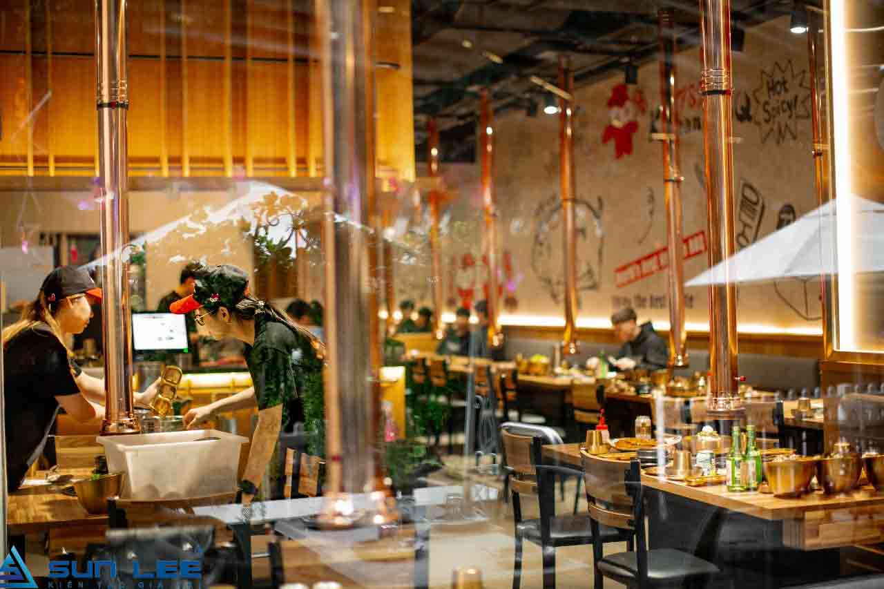 Thiết kế quán lẩu nướng đẹp là sự kết hợp hoàn hảo giữa thẩm mỹ và công năng, nhằm tạo ra không gian thu hút