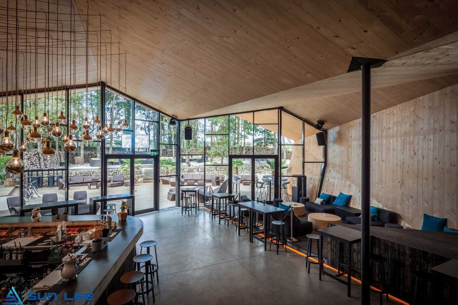 Thiết kế nhà tiền chế quán cafe là một giải pháp xây dựng hiện đại và hiệu quả, mang lại nhiều lợi ích vượt trội về mặt kỹ thuật