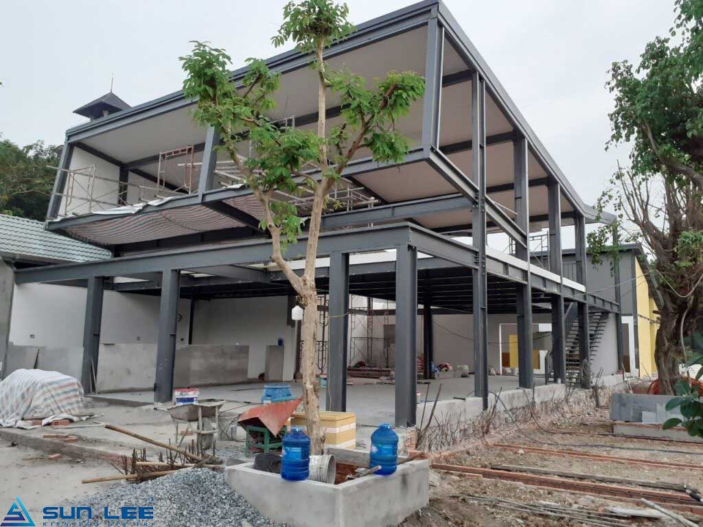 nhà thép tiền chế là một giải pháp xây dựng hiện đại, mang lại nhiều lợi ích vượt trội
